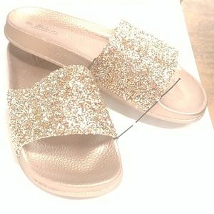 ⭐GORGEOUS SPARKLY GOLD SLIDES🍾